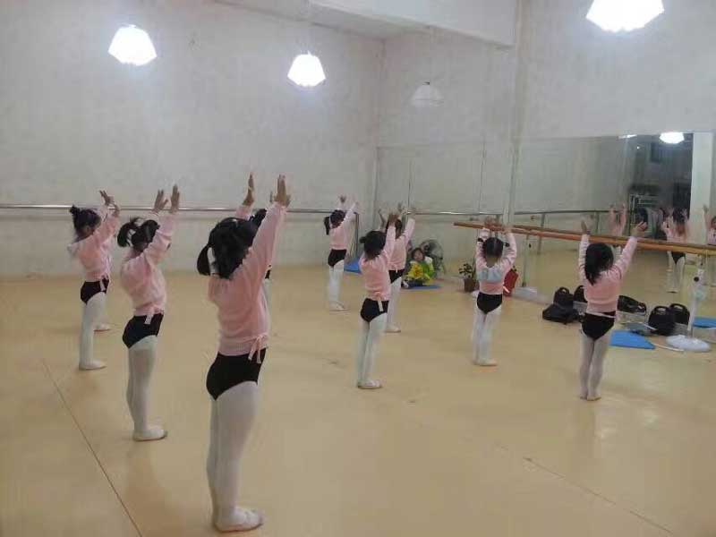 為什么舞蹈培訓班要選擇專業舞蹈室地膠?